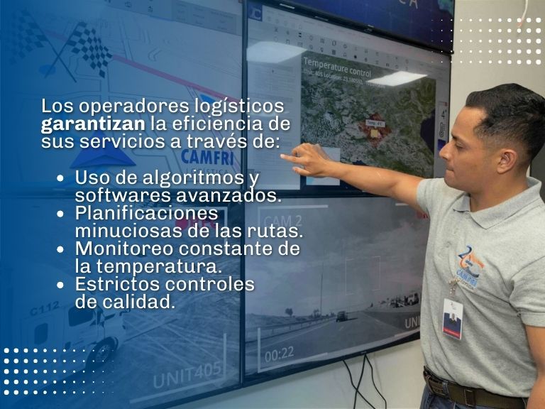 En la imagen se puede ver a un colaborador de Camfri haciendo un seguimiento de los camiones en las pantallas de la empresa. La fotografía tiene un degradado de color azul, y el texto explica las herramientas con las que cuenta un operador logístico para garantizar la eficiencia de sus servicios.