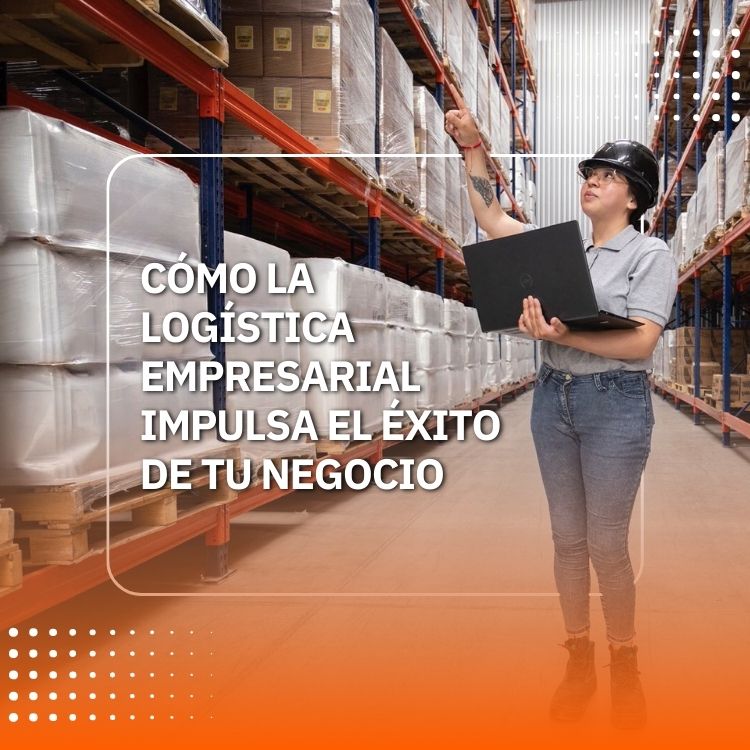 Es la imagen de un almacén de Camfri y una mujer con uniforme y casco señalando hacia arriba con su mano. En blanco está el texto “Cómo la logística empresarial impulsa el éxito de tu negocio”.